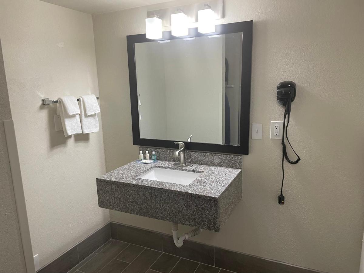 Quality & Spring - Fayetteville Near Bragg Hotel 2*
